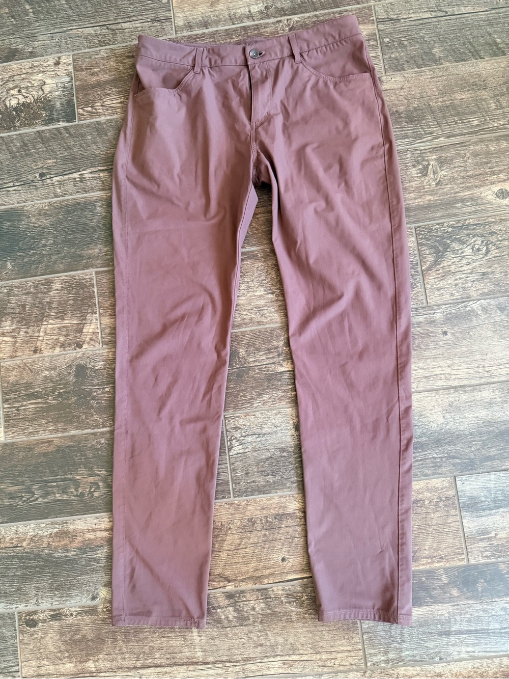 Vuori Men's Chinos in Mauve-Tone